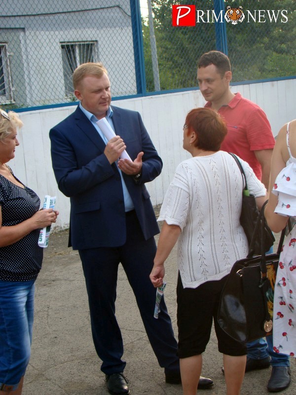 <strong>Депутат Андрей Ищенко общается с участниками митинга</strong>