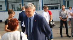 <strong>Депутат Дмитрий Легкий общается с участницей митинга</strong>