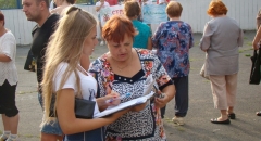 <strong>Девушки волонтеры собирали подписи горожан</strong>