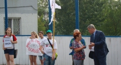 <strong>Депутат Дмитрий Легкий общается с участницей митинга</strong>