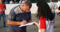 <strong>Девушки волонтеры собирали подписи горожан</strong>