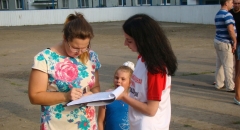 <strong>Девушки волонтеры собирали подписи горожан</strong>