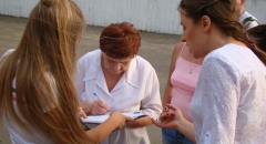 <strong>Девушки волонтеры собирали подписи горожан</strong>