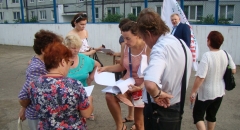 <strong>Девушки волонтеры собирали подписи горожан</strong>
