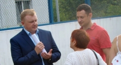 <strong>Депутат Андрей Ищенко общается с участниками митинга</strong>