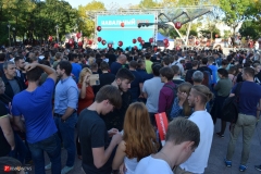 <strong>Вся площадка у Дома Молодежи была заполнена горожанами</strong>