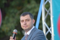 <strong>После некоторой задержки (митинг должен был начаться в 18:00) на сцену вышел предприниматель Андрей Гусев, который в ходе своего шестиминутного выступления постарался наладить диалог с публикой</strong>