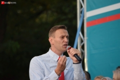 <strong>Однако через некоторое время нашлось решение: Навальный занял определенное место у сценической аппаратуры, и помехи волшебным образом пропали</strong>