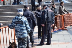 <strong>Особенностью митинга стала его организация со стороны правоохранительных органов - попасть на площадку перед Домом молодежи, которая была обнесена забором по всему периметру, можно было только после осмотра сотрудниками полиции; рядом дежурили кинологи с собаками. Впрочем, многие горожане могли слушать выступающих и за этим забором.</strong>
