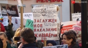 Многие участники пикета принесли с собой плакаты и транспаранты с изображениями животных