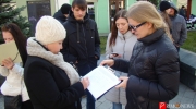 Также организаторы собрания собирали подписи горожан