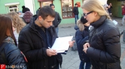Также организаторы собрания собирали подписи горожан