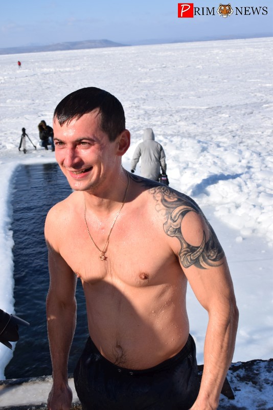 <strong>"Моржи" с большим удовольствием окунались в ледяную воду</strong>