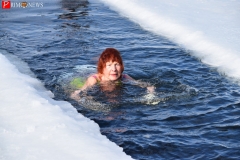 <strong>"Моржи" на личном примере призвали заниматься зимним плаванием</strong>