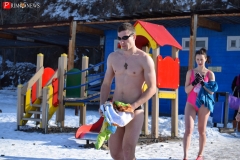 <strong>Один за одним "моржи" окунались в ледяную воду, кто-то проплывал по всей длине проруби, а кому-то было достаточно лишь окунуться</strong>