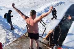<strong>"Моржи" с большим удовольствием окунались в ледяную воду</strong>