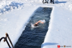 <strong>"Моржи" с большим удовольствием окунались в ледяную воду</strong>