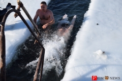<strong>"Моржи" с большим удовольствием окунались в ледяную воду</strong>