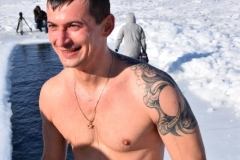 <strong>"Моржи" с большим удовольствием окунались в ледяную воду</strong>