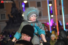 <strong>Маленькие дети особенно ждали новогодний фейерверк, начало которого планировалось в 22:00</strong>