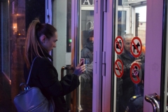 <strong>Девушка, желая войти внутрь торгового центра, показывает полицейским через стекло сообщение, набранное на смартфоне (в итоге её впустили)</strong>