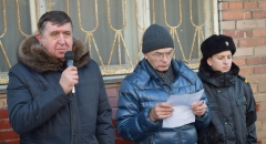 <strong>Депутат Думы Владивостока фракции КПРФ, Шукевич Александр Владиславович (крайний слева)</strong>