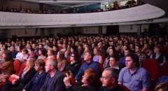 Услышать известную американскую певицу Дениз Перье пришел полный зал