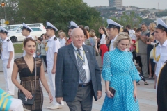Аркадий Инин, писатель, драматург и сценарист прибыл с двумя прекрасными спутницами