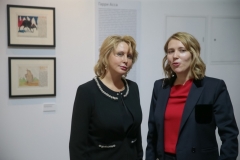 <strong>Светлана Тарасенко (слева) и главный куратор ЦСИ «Заря» Алиса Багдонайте. Фото: пресс-служба администрации Приморского края</strong>
