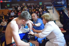 <strong>Врачи осматривают спортсмена после боя</strong>