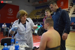 <strong>Спортсмену оказывают медицинскую помощь</strong>
