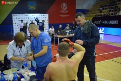 <strong>Спортсмену оказывают медицинскую помощь</strong>