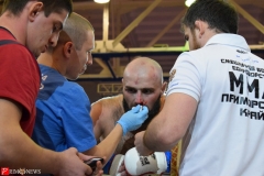 <strong>Спортсмену оказывают медицинскую помощь, судя по всему разбит нос</strong>