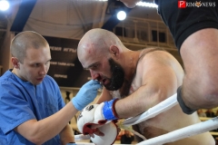 <strong>Спортсмену оказывают медицинскую помощь, судя по всему разбит нос</strong>