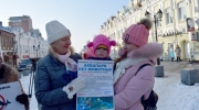 На пикет с собой взяли даже маленьких детей