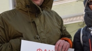 Участники пикета принесли с собой транспаранты с изображением дельфинов и импровизированные листовки