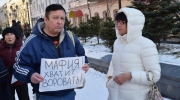 Через несколько минут пикетчик в маске обезьяны снял маску