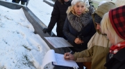 Участники пикета собирали подписи и раздавали информационные листовки