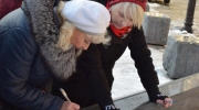 Участники пикета собирали подписи и раздавали информационные листовки