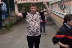 <strong>О своей позиции горожане рассказали не только журналистам, но и с помощью плакатов — автомобилистам и пассажирам автобусов, которые проезжали мимо дома по Светланской</strong>