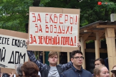 <strong>О своей позиции горожане рассказали не только журналистам, но и с помощью плакатов — автомобилистам и пассажирам автобусов, которые проезжали мимо дома по Светланской</strong>