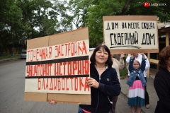 <strong>О своей позиции горожане рассказали не только журналистам, но и с помощью плакатов — автомобилистам и пассажирам автобусов, которые проезжали мимо дома по Светланской</strong>