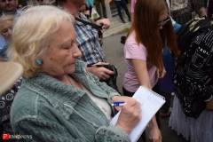 <strong>Прямо на пикете горожане писали обращение в отдел архитектуры и градостроительства г. Владивостока</strong>