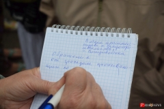 <strong>Прямо на пикете горожане писали обращение в отдел архитектуры и градостроительства г. Владивостока</strong>