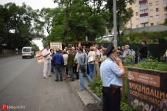 <strong>О своей позиции они рассказали не только журналистам, но и с помощью плакатов — автомобилистам и пассажирам автобусов, которые проезжали мимо дома по Светланской</strong>