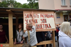 <strong>О своей позиции горожане рассказали не только журналистам, но и с помощью плакатов — автомобилистам и пассажирам автобусов, которые проезжали мимо дома по Светланской</strong>