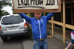 <strong>О своей позиции горожане рассказали не только журналистам, но и с помощью плакатов — автомобилистам и пассажирам автобусов, которые проезжали мимо дома по Светланской</strong>