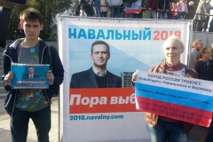 <strong>Несколько десятков сторонников оппозиционного политика Алексея Навального собрались во Владивостоке 7 октября на Привокзальной площади Владивостока у памятника Владимиру Ленину</strong>