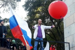 <strong>Несколько десятков сторонников оппозиционного политика Алексея Навального собрались во Владивостоке 7 октября на Привокзальной площади Владивостока у памятника Владимиру Ленину</strong>