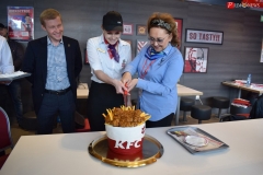 <strong>Приятной неожиданностью стал торт в форме ведерка с курицей и картошкой фри</strong>